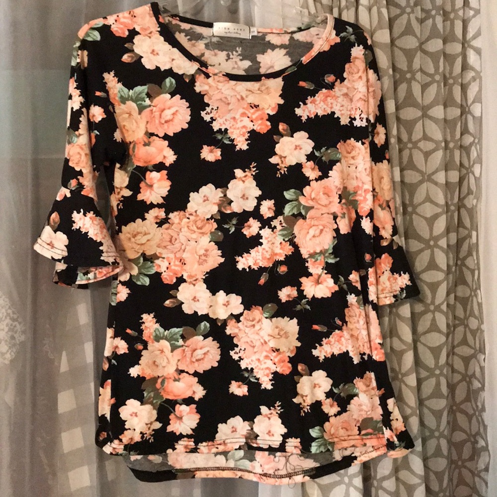 Beautiful floral top!